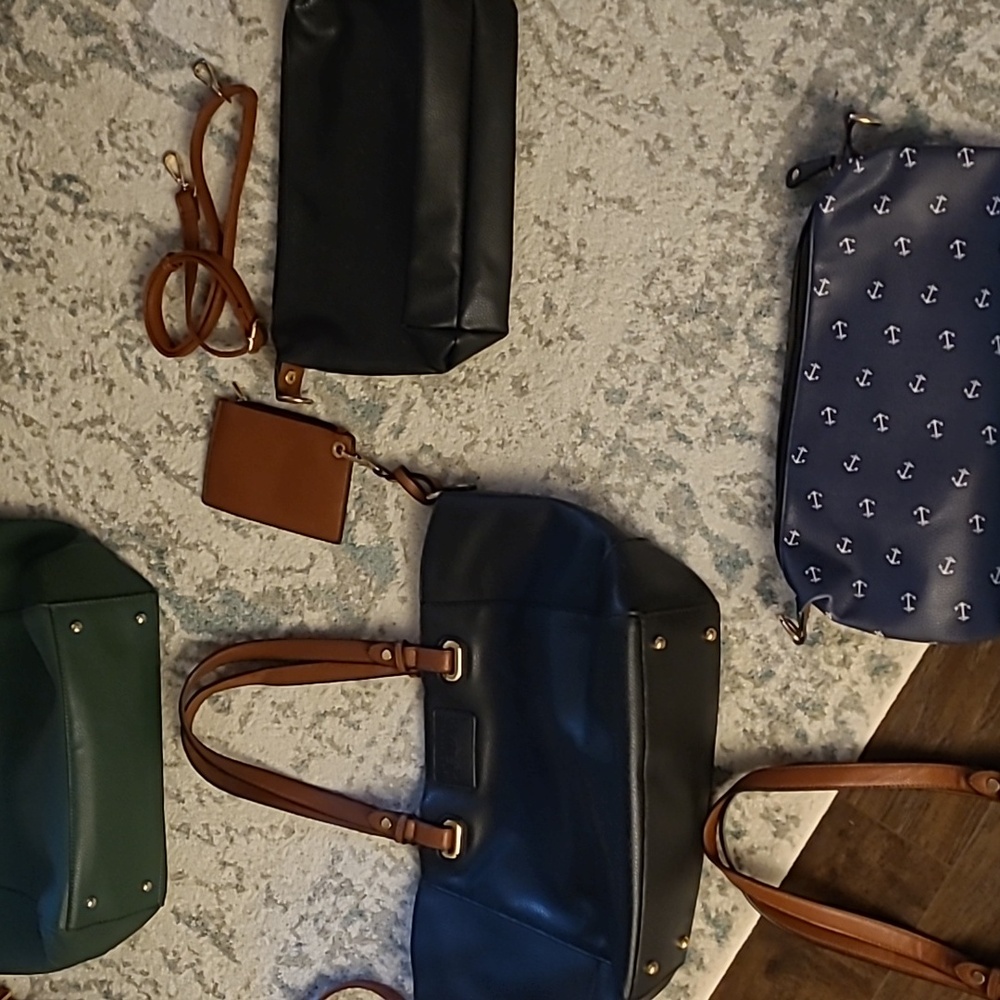 New condition vegan totes with attached coin purses and addtl matching bags - Picture 5 of 14